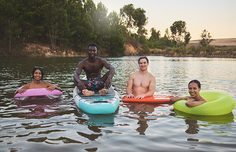 一起去看湖吧朋友们游泳 放松和享受有趣的暑假 假期或去湖边写真之旅 年轻 多元化和旅行的男女在青年 营地和冒险生活方式的静修中背景