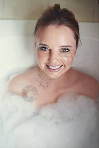 一周一花一周后我多喜欢放松一下 一个迷人的年轻女人在浴缸里放松的肖像背景