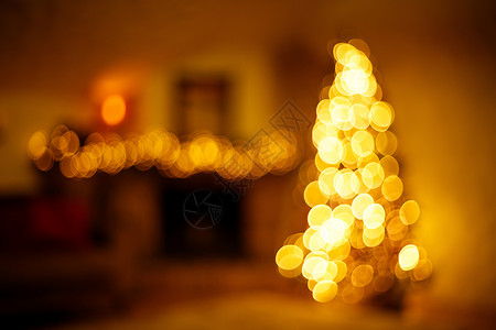 温暖的新年室内装饰 圣诞树和节日灯光 节日背景模糊壁炉房间金子礼物场景假期庆典季节花环背景图片