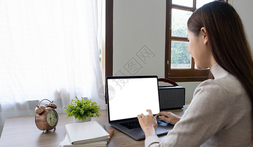 电脑屏幕空白模型 手女人工作使用白色背景的笔记本电脑进行广告 联系咖啡店办公桌上的业务搜索信息 营销和创意设计展示技术小样购物网背景图片