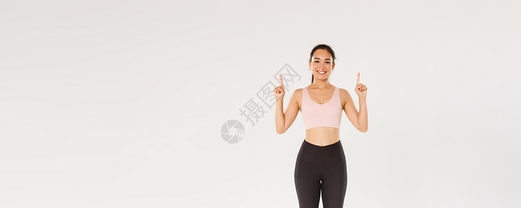 运动 体操和健康身体概念 一整群快乐笑笑和可爱的健身女孩 举起手指 展示锻炼设备广告 为培训买入会者肌肉成人讲师女孩福利标识工作背景图片