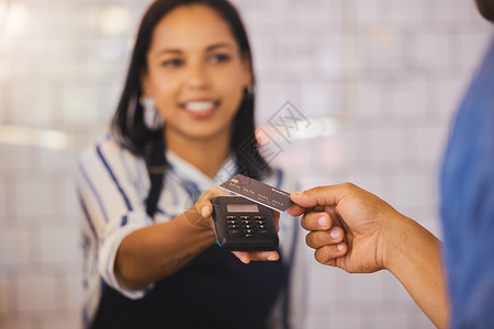 信用卡 付款和客户在收银员手中使用电子阅读器来处理 fintech 购买或金钱支出 消费者在咖啡店进行银行或金融交易背景