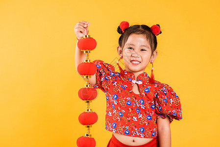 宝微女装素材亚洲快乐的中国小女孩微笑 穿着红长相齐宝 丝绸灯笼女孩庆典裙子传统问候语文化孩子旗袍假期运气背景