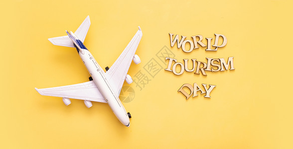 世界红十字会日海报世界旅游日用黄色背景的木纸字母写成文字 飞机顶视角为平面背景