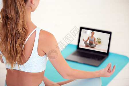 瑜伽导师在线课程中的冥想 视频通话和瑜伽女性 与精神导师或教练一起进行脉轮能量和压力缓解 拥有自由 和平或禅宗虚拟老师的健康年轻女性背景