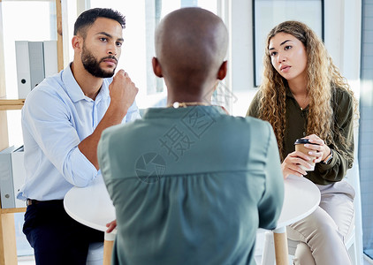 与 HR 领导或经理在餐桌上进行商务会议 认真讨论或 b2b 谈判 与团队沟通 顾问或导师交谈 解释和规划解决问题的想法团队合作高清图片素材