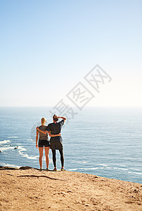 没有捷径可以去任何值得去的地方 一对年轻夫妇从山顶看风景时 看到它图片