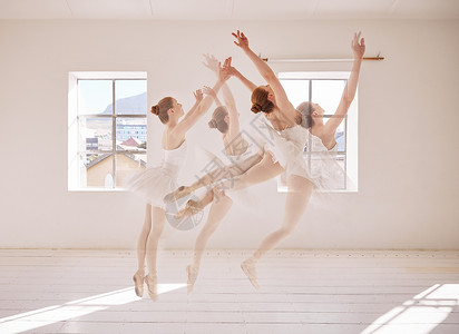 魂魄出窍舞蹈 芭蕾舞和芭蕾舞演员在艺术工作室中跳跃 同时获得灵魂出窍体验 适合 优雅和古典的女舞者独自训练 在剧院进行创意表演背景