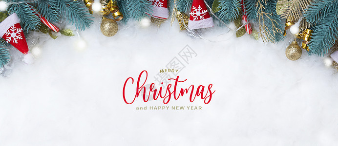 有圣诞快乐短信的班纳 和fir 树枝 圣诞装饰板平铺在雪地背景上背景图片