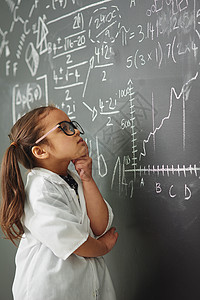 她是个小天才 一个有学术天赋的年轻女孩 解决数学方程式的问题背景图片