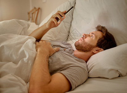 禁止带火种社交媒体 移动应用程序以及晚上在带家庭 wifi 的卧室里使用互联网或在线网站内容使用智能手机放松的人 严重失眠者阅读博客以获得背景