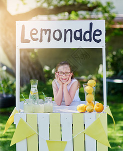 柠檬水摊可爱的孩子们高清图片