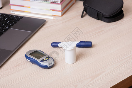 办公桌上的血糖仪 糖尿病人的生活方式 每次测量血液中的葡萄糖水平背景