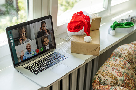 虚拟圣诞节家庭聚会 视频会议 通过家庭办公室的计算机进行视频通话 在线团队礼物开幕式电话会议课程互联网职场电脑技术自由职业者家居背景图片