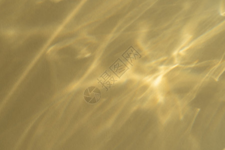 棱镜表面黄色墙壁上的焦散效果光折射覆盖照片模型 模糊的太阳光线通过带阴影的玻璃棱镜折射 在水表面上的抽象自然光折射剪影产品彩虹波纹射线海背景
