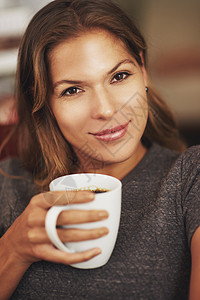 忘了爱情 喝咖啡吧 一个年轻女人的肖像在家里享受着一杯咖啡背景图片