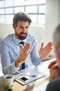 我在说大人物照片 两位商务人士在办公室里聊天呢背景图片