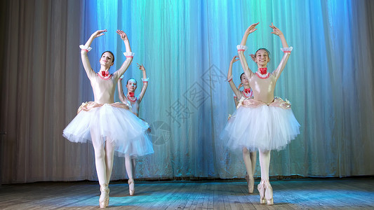 天鹅湖芭蕾舞芭蕾排练 在旧剧院大厅的舞台上 穿着优雅连衣裙和足尖鞋的年轻芭蕾舞演员 优雅地跳着某些芭蕾舞动作 传球 风景优美的鞠躬姿势班级地背景