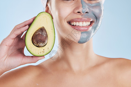 面具DIY护肤 美容和带鳄梨面膜皮的女性用于 DIY 家庭美容院面部护理 带有机食品或水果面膜的女孩 用于健康 保健或美容 spa 皮肤痤背景