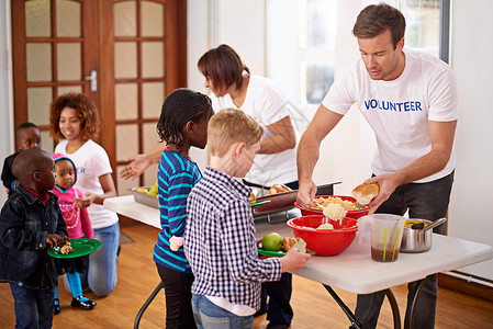 做健康餐 志愿者为一群小儿科提供食物 (笑声)背景