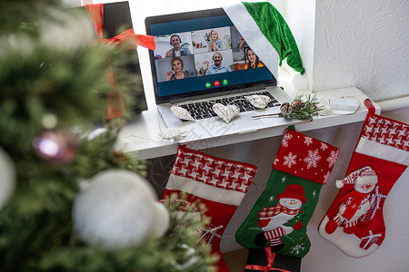 虚拟圣诞节家庭聚会 视频会议 通过家庭办公室的计算机进行视频通话 在线团队礼物开幕式电话会议互联网电脑技术自由职业者假期工作商业背景图片
