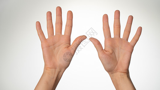 女人手指十掌边数数的手势图片