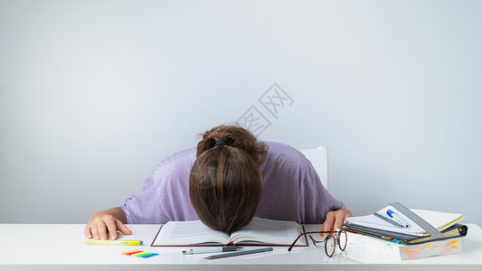 学生在教科书上睡觉     学习困难 负担沉重背景
