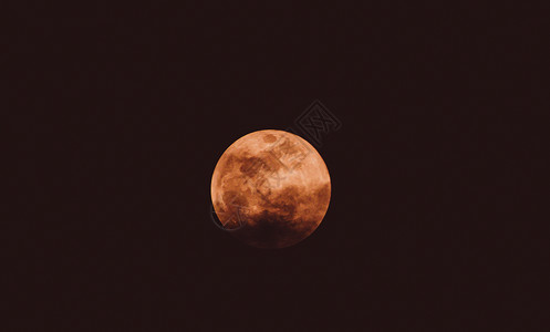 黑暗云笼罩夜空的全圆月亮阴影月球科学轨道望远镜圆形乌云红色行星橙子背景图片