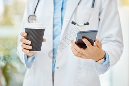 女性医生 电话和咖啡休息时间 与医疗保健工作者阅读信息 社交媒体通知和在线新闻 gp使用5gwifi网络连接的移动应用程序特写G背景
