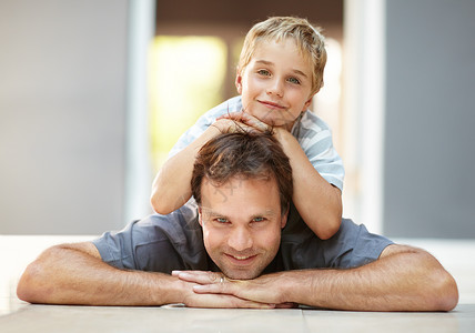像儿子一样的父爱 年轻男孩在父亲的顶部休息高清图片