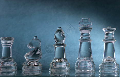 玻璃象棋放在黑色背景上典当竞赛思维智力水平国王侵略正方形游戏团体图片
