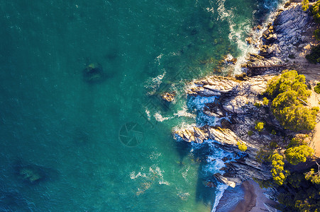 海浪撞击海岸的绿海 乌绿色海洋背景