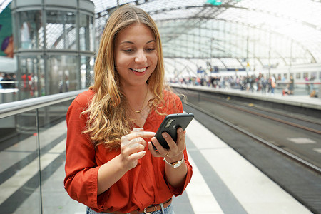 指纹聊天素材微笑有吸引力的巴西旅客在网上买票 在火车站用智能手机购买车票 复制空间运输学生电话指纹识别面部女孩技术女士商业背景
