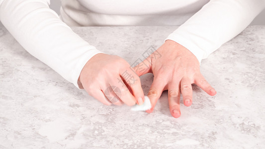 在家修指甲保养女性手指治疗女士手工皮肤护理背景图片