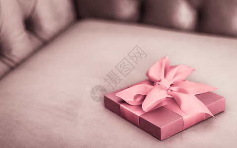 带有丝带和弓 圣诞节或情人节日装饰品的红红粉红礼物盒丝绸盒子房间圣诞礼物惊喜风格装饰女性店铺购物背景图片