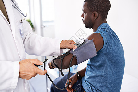 在压力下感觉 医生服用男性病人的血压 (掌声)图片