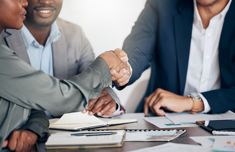 业务整合素材伙伴关系 协作和握手交易与商界人士握手支持目标 合作伙伴在公司办公室的业务整合中欢迎 合同和员工雇用背景
