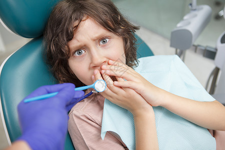 牙科诊所的年轻男孩牙齿程序孩子们男生孩子病人口腔科卫生医疗治疗背景图片
