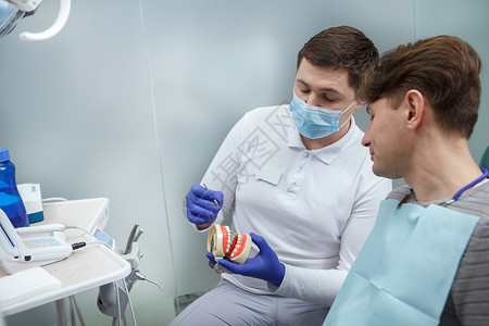 接受牙科治疗的男性病人治疗医疗医生考试服务口腔科牙医牙齿美白微笑背景图片