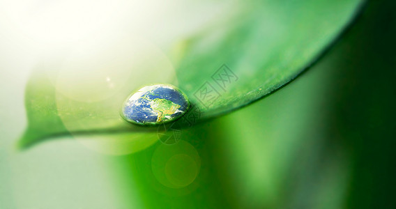 地球与水滴生命之水 地球的近距离拍摄 在叶子上的一个水滴中反射背景