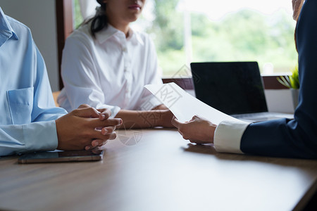 夫妇与代表协商以规划保险合同成人投资顾客人手经理服务女性协议会议代理人图片