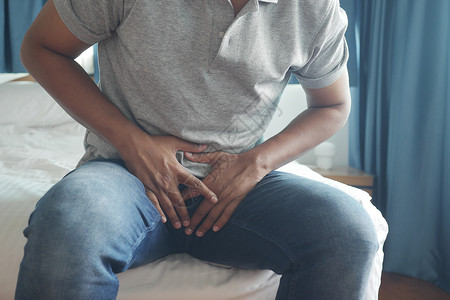 前列腺和膀胱问题的概念 年轻人的腹部疼痛痛苦病人不育症疾病小便成人性病医疗男性生殖器背景