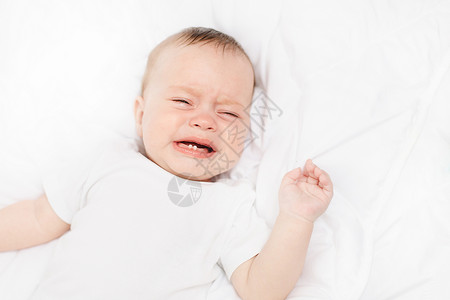 婴儿长牙关心学步的儿童高清图片