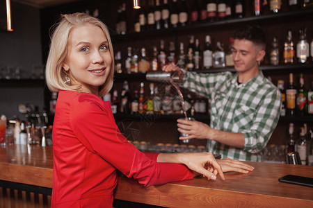 鸡尾酒酒吧有魅力的女人派对职业工作工人果汁闲暇玻璃餐厅摇床服务员图片