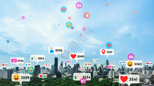 点赞评论分享、图标社交媒体的图标飞过市区市中心 展示人民之间的对等关系会议商业营销全球广告网络互联网络城市工具社会背景