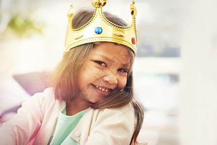 做公主并不容易 一个可爱的小女孩 打扮成在家里的公主图片