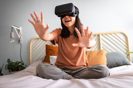 在虚拟现实中玩模拟视频游戏 使用VR护目镜(VR Goggles)图片