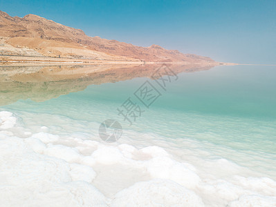 以色列Ein Bokek海滩的死海盐水晶层 清青青绿水和山丘风景景观卫生假期蓝色旅游天空保健水晶海岸海景盐渍背景图片