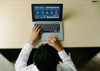 客户满意度和对现代软件计算机的评价分析用户满意度电脑技术笔记本桌子商业屏幕小样男人商务名声背景图片