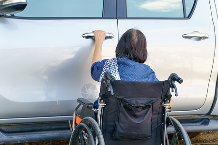 老年妇女开门车车轮椅子病人保险寂寞退休城市扶手椅女性老年人图片